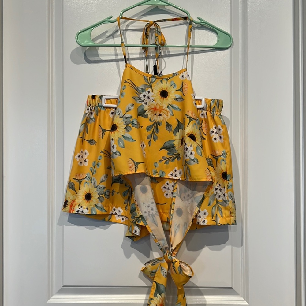 Sz L 2-piece Floral shorts/tie back halter top set - Picture 2 of 13